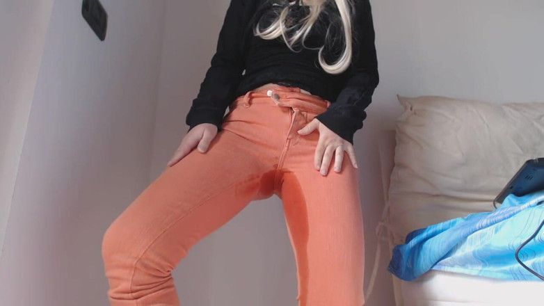 RavenBigAss: Pee in orange jeans