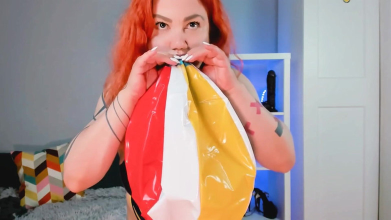 Ella Kross: Bóng bãi biển bị mẹ kế của bạn thổi bay 