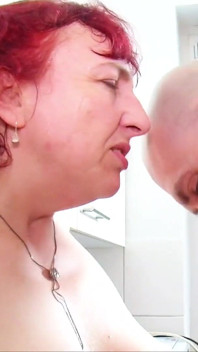 Madura psicóloga sexual aconselha casal alemão e quer assistir