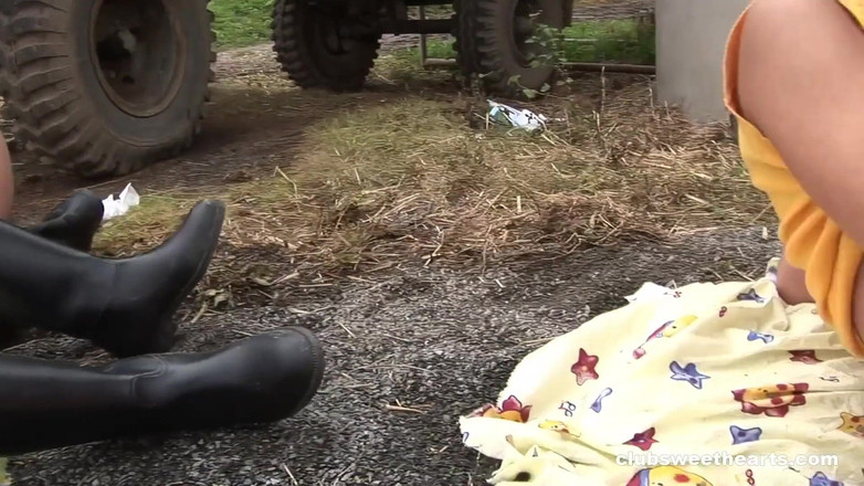 SweetHeartsClassic: 厩舎でのレズビアン乱交 - Sweetheartsclassic