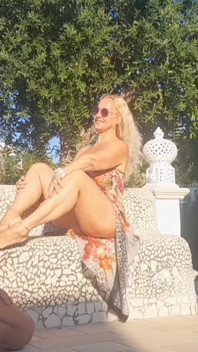Selena pose dans la nature et se fait plaisir sexuel