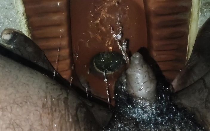 CarvingShovel: तमिल लड़का बिना खतना वाला लंड पेशाब और हाथ से चुदाई