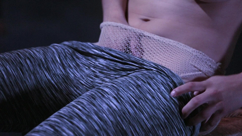Adam & Eve: Procace ragazza si strofina la passera pelosa