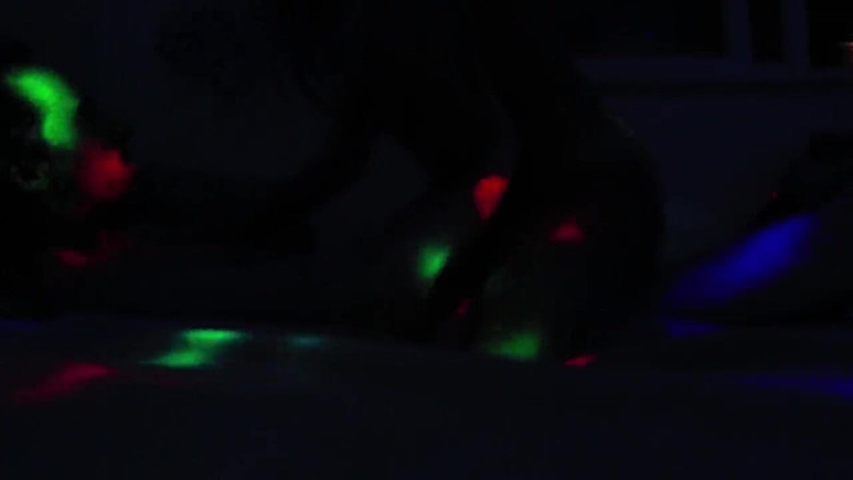 YeahHanna: ロマンチックなカップルがセックスパーティーでベッドとカメラを壊しかけた