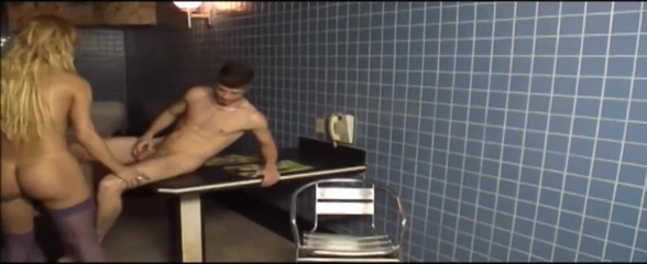 Transcumzcom: Lady-boy fucks him in the ass