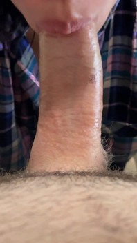Elle suce une bite et gémit bruyamment en se masturbant. Elle reçoit une énorme dose de sperme dans la bouche et continue de gémir de plaisir.