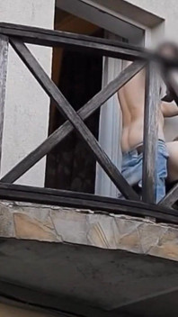 Die Julia Balkon. No Rights Day in Da Art House für Sissy trans Alina von ihrem meister. Erniedrigend, halsfick, anal, öffentlich