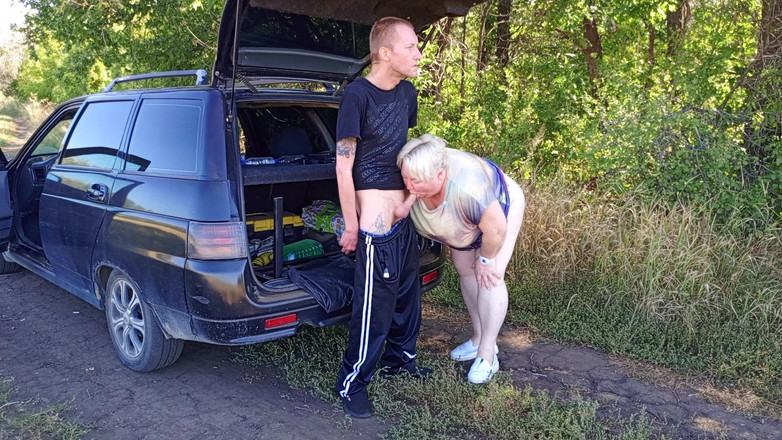 Zona901: В парке я трахаю мою соседку в ее киску раком, затем в ее рот и сперма два раза за минуту