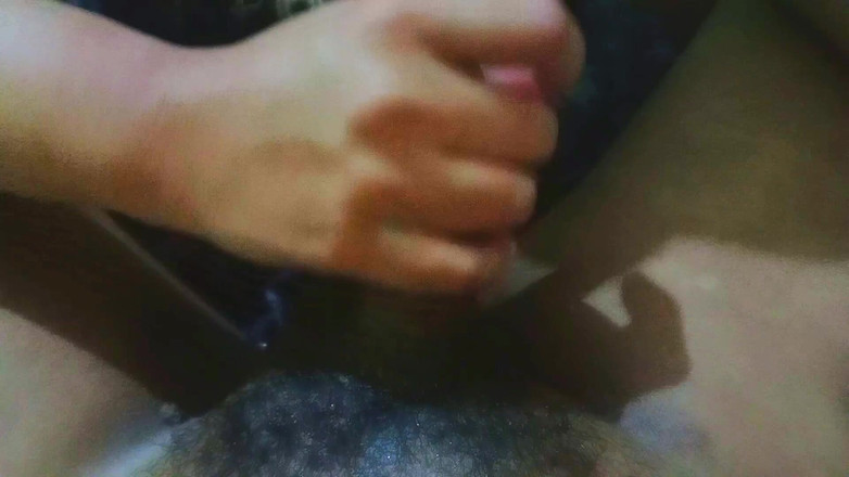 Angelina pop: 我的妻子在休息时按摩她同事的鸡巴