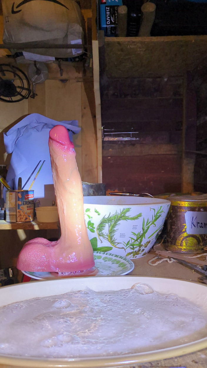Deepthroat Madness: Veel bubbels maken met een enorme stapel speeksel