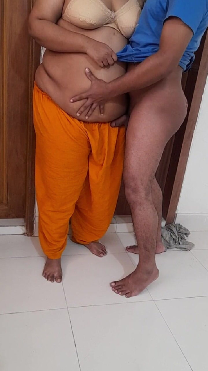 Aria Mia: Indische stiefmutter zeigt ihre möpse im hotel