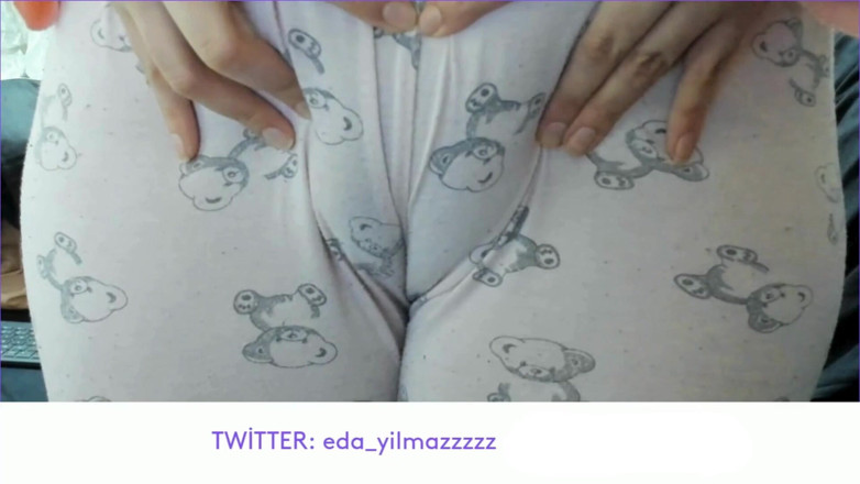 bigass_sexy_bigboobs: Cameltoe - chatte gonflée - caresse de la chatte avec un pyjama