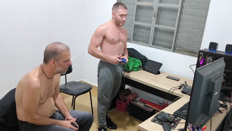 carmonaoficial: 2 Heteros Playing Naked