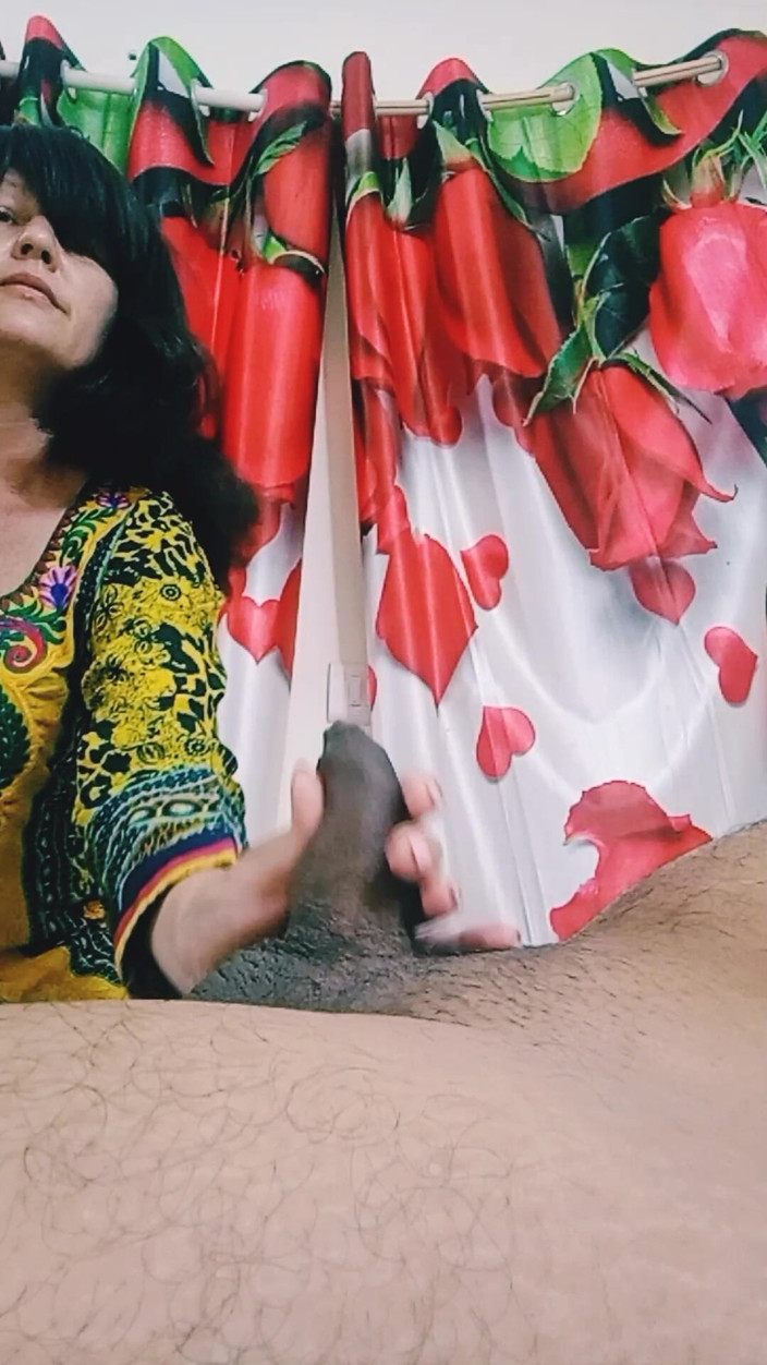Bolly Karma: 曲線美のある女の子が彼氏を喜ばせる