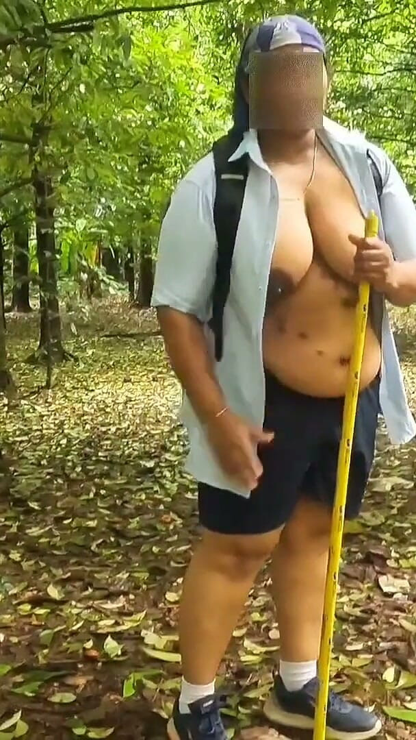 Anne Ipe: House Wife on Vacation, Walking Naked in Jungle. Exposing Her...