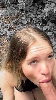 Blowjob dengan banyak tekak saliva deepthroat