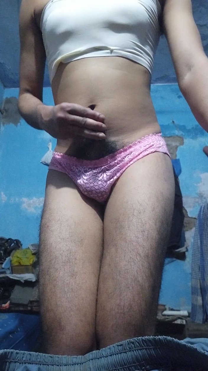 Lustyizlife: 의붓여동생의 브래지어와 팬티를 입은 젊은 인도 Sissy Femboy