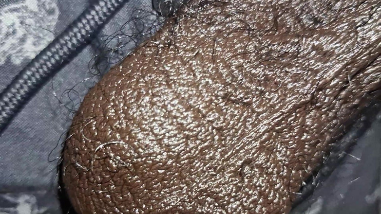 Chocolate Meat Stick: neagră suculentă uleioasă netăiată mângâind încet de aproape