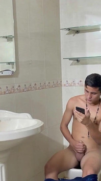O fată indiancă mă urmărește masturbându-mă într-un loc și ajungem să mă fut tare până când curul ei este umplut cu lapte