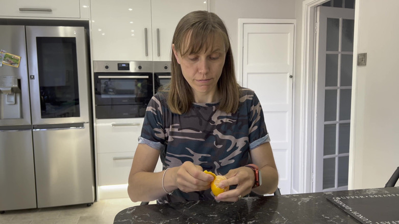 Wamgirlx: De façon séduisante, manger une orange
