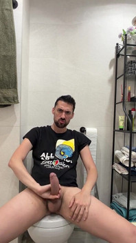 Maduro Se Pajea En Baño Público