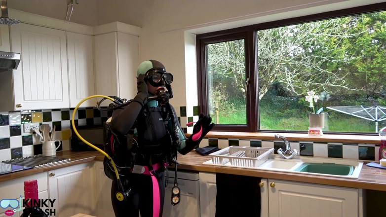 UKCuteGirl Lucy Lauren: Scuba Agent Lucy повертається: випадкова активація