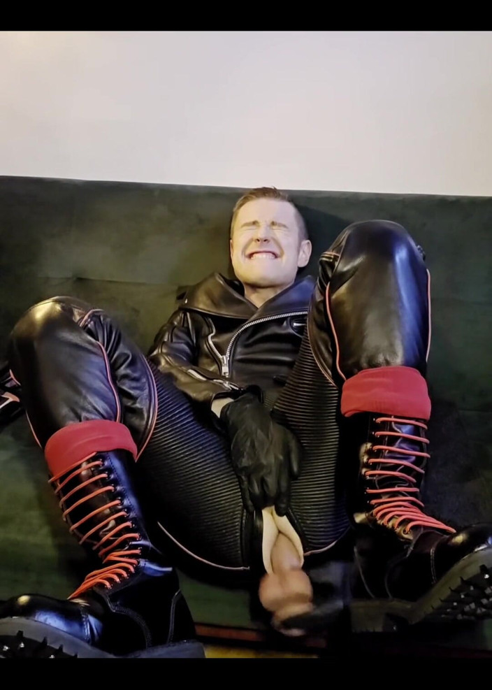 Roman Heart: Ogromny dildo w moją dupę