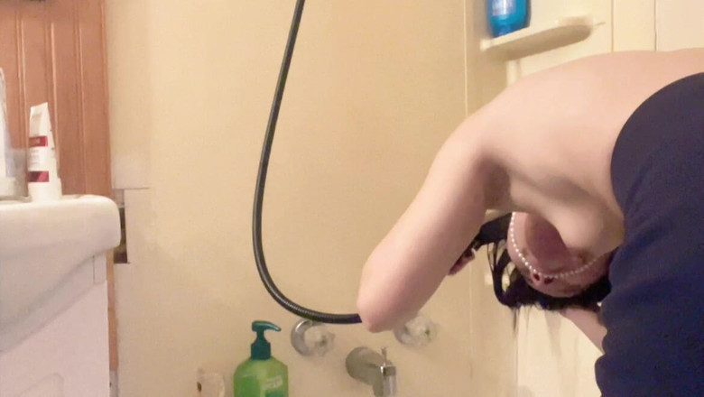 sweethanajapanese: 욕조의 작은 젖탱이에 머리를 씻는 Hana