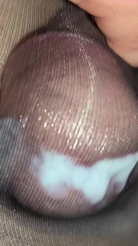 Dev sert kadın kılıklı yarağım ödünç parlak seksi siyah külotlu çorap ve kırmızı tanganın içine boşalıyor