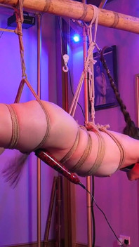 La esclava de pony colgante Mila recibe flagelación y ternura de coño por la diosa Vivienne L'amou