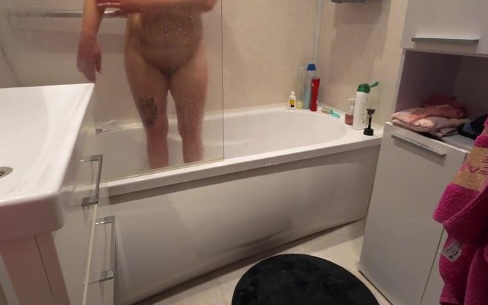 Emma Alex: मेरी सौतेली बहन को बाथरूम में देख रहा हूँ। क्या सुंदर बड़े प्राकृतिक स्तन और रसीली चूत। उसका लंड टोंसिल तक डालेगा।