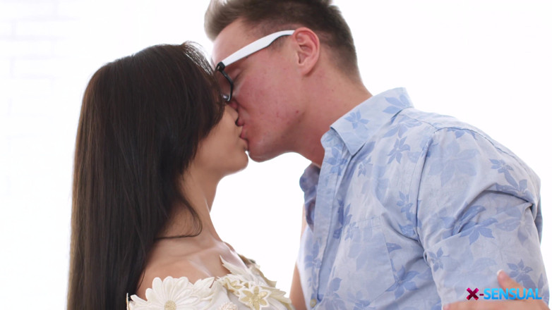 X-Sensual: Teen bride threesome