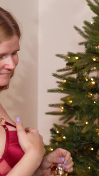 Decorar a árvore de Natal dá errado! Dildo de vidro me deixa muito excitado para gozar!