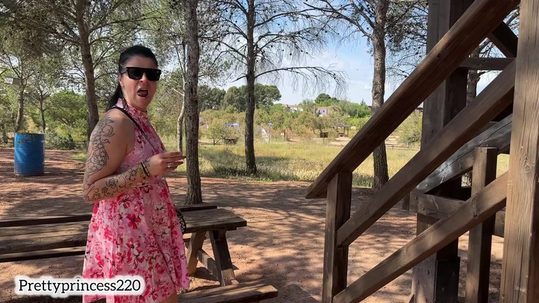 Panfil corina: Lihat apa yang keluar dari bawah rokku