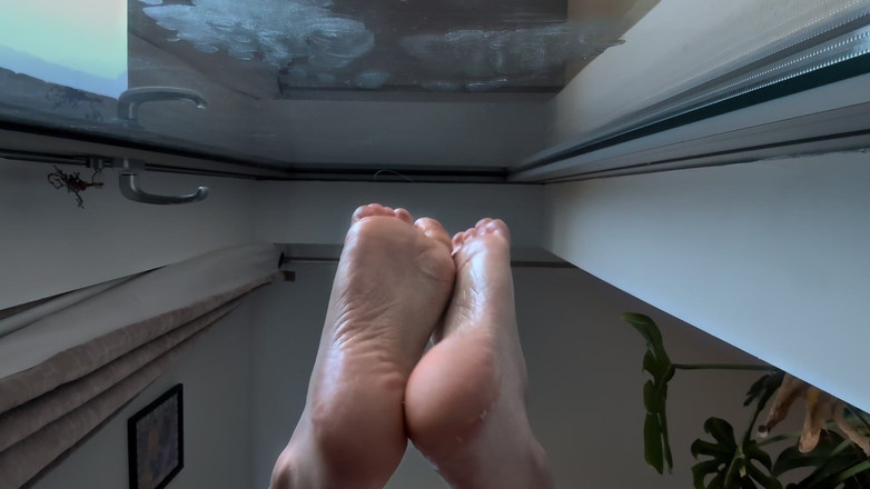 Goddess Transcendence: 5分間の足崇拝フェムドム服従訓練