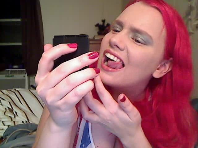 Scarlet Vixen: Рот фетиш с компактным зеркалом