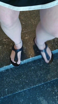 Birkenstocks en nylon voetjes in het trappenhuis