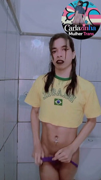 ブラジルのTシャツを着たカーラ・ホアと勃起したペニス