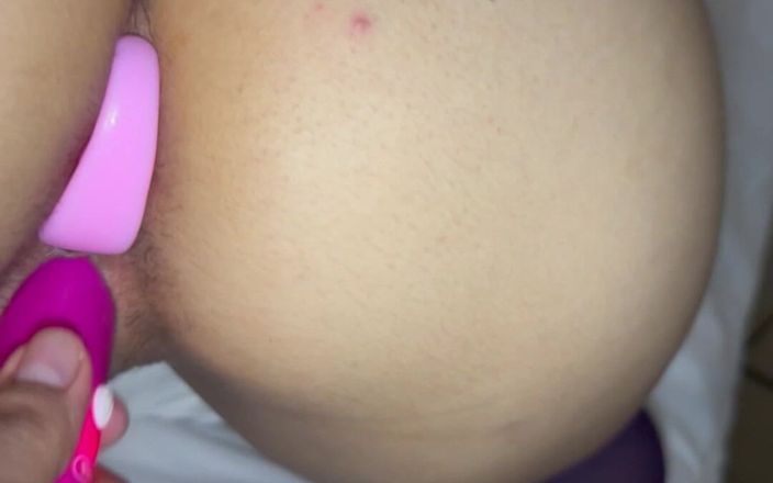 Traviesareina: Freches mädchen genießt doppelpenetration mit dildo in ihre muschi und...