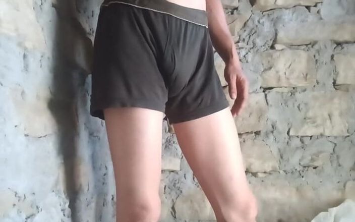 Gangbang straight: Eu fui ao banheiro da Riya e me masturbei