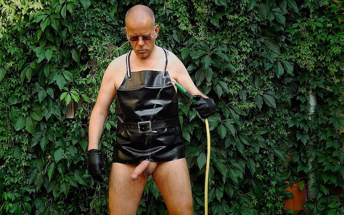 GERMANE_XL: Возбужденный резиновый садовник 26 (мокрая игра и писанье)