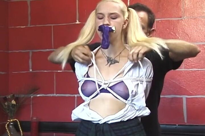 NM fetish femdom videos by Princess Nikki Cruel: 一个惊人的金发女郎想要她的屁股被狠狠地打屁股