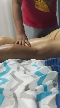 Oil Massage Turns Sexual After Seeing the Mature Whore's Ass