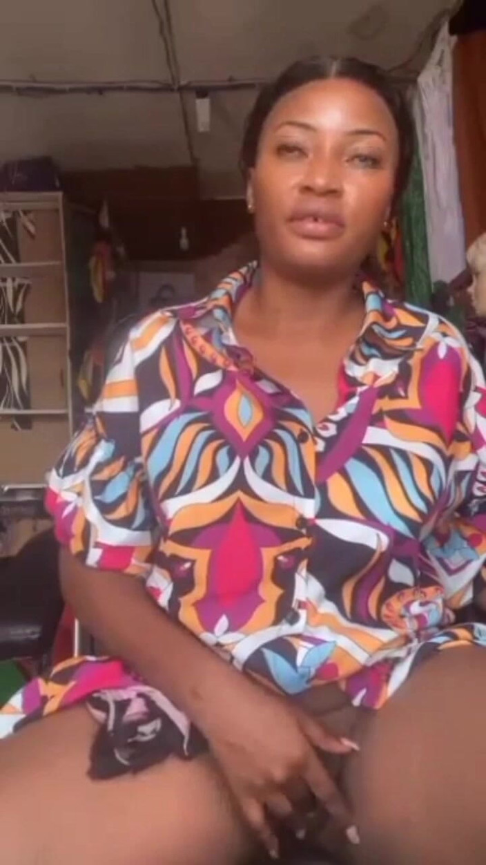 Me and my new slut: Возбужденная мама мастурбирует в ее магазине, публичная мастурбация сахарной мамы