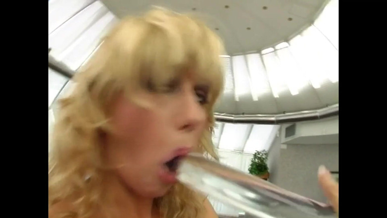 Cruel Media TV: Blondie z Čr s malými prsy a velkým zadkem - Sarah Blue