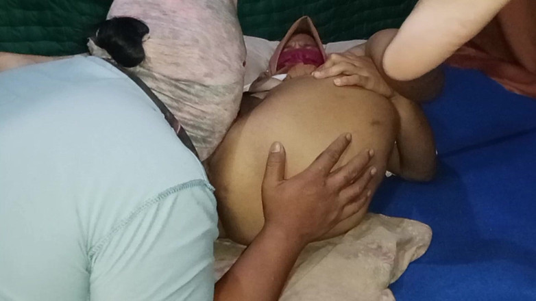 Babang endut: Indonesië Mijn stiefmoeder's poesje vraagt om likken en neuken deel 2