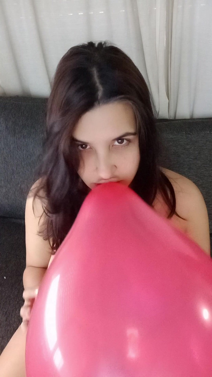 Bunny Looner: Потираю мою повітряну кульку, поки не потече й не пестить себе пальцями - bunny looner