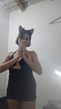 En noir, cette fille donnant sa danse