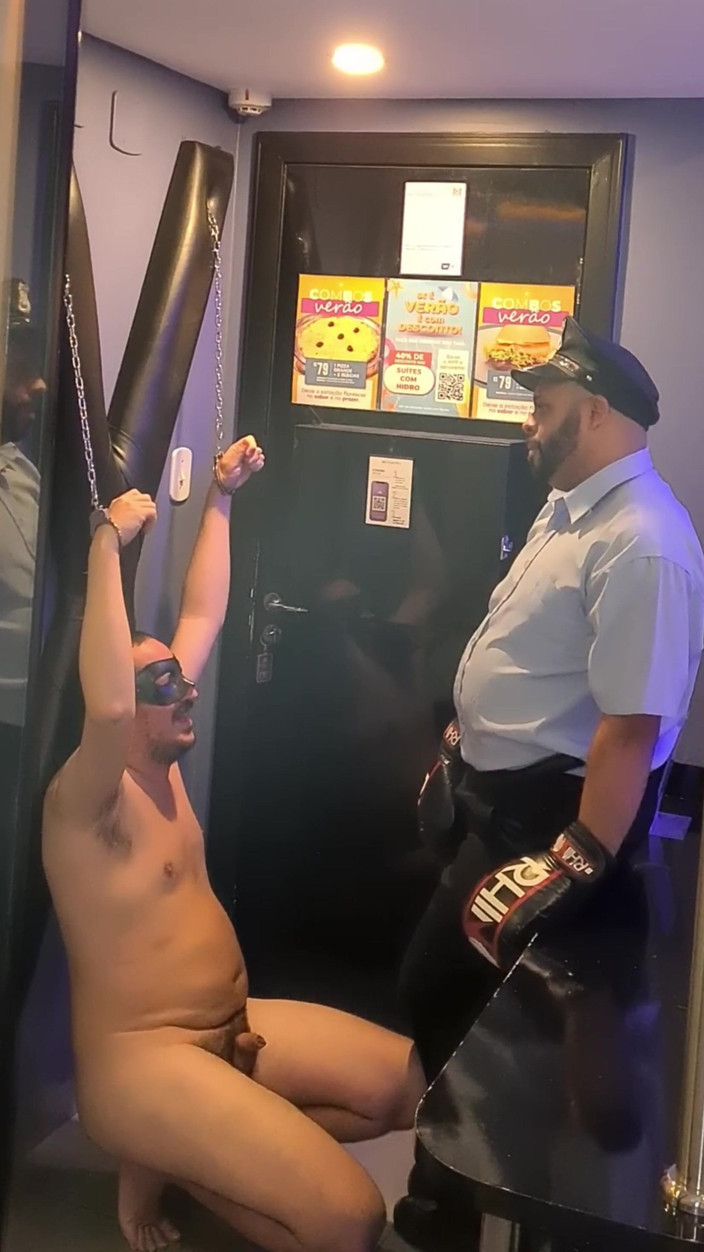 Punchbagplz: Diborgol dan diuji - sesi mani muncrat polisi beruang