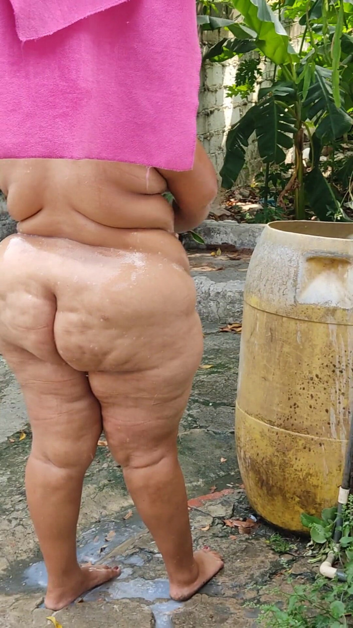 Gordita Culo Rico: My Stepson Spies on Me While I Bathe in the...